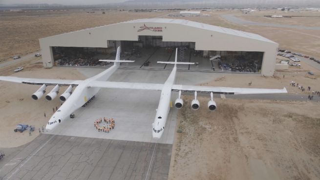 go to Gigantisch: Weltgrößtes Flugzeug rollt zum Start