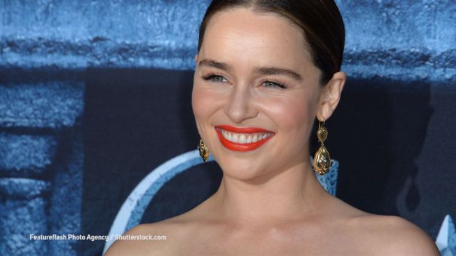 go to Auf rotem Teppich: Emilia Clark geigt Reporter die Meinung