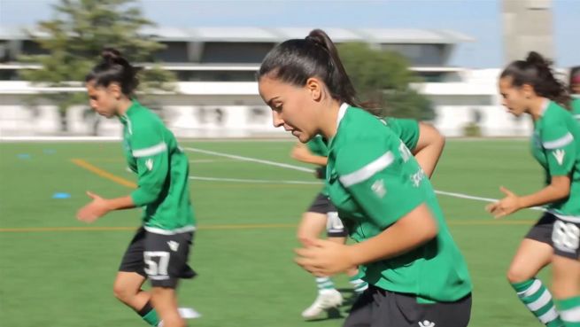 go to Female Footballer: Der steinige Weg einer Fußballerin