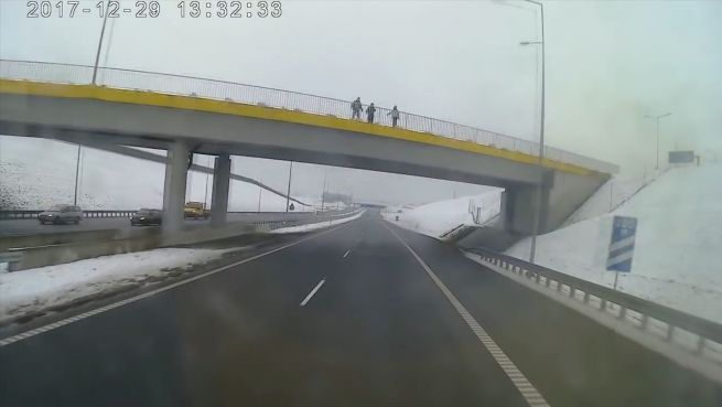 go to Gefährliches Spiel: Kinder werfen Schnee von Brücke