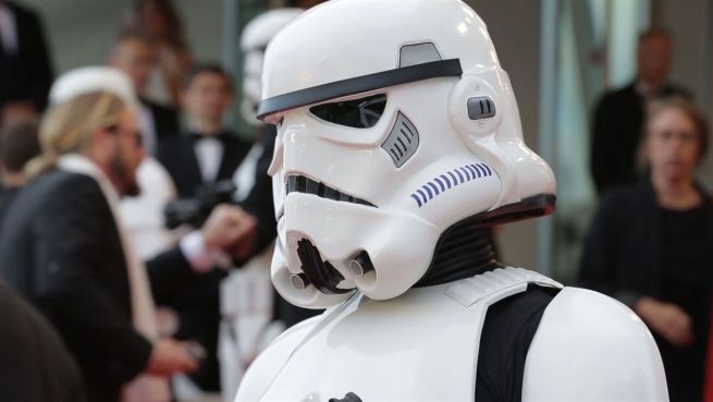 go to Stormtrooper bewachen roten Teppich: Chewbacca und Co. in Cannes