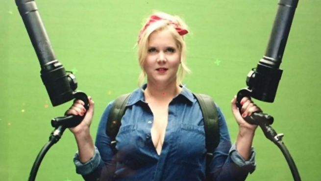 go to Brüste und Waffen: Amy Schumer provoziert Fans