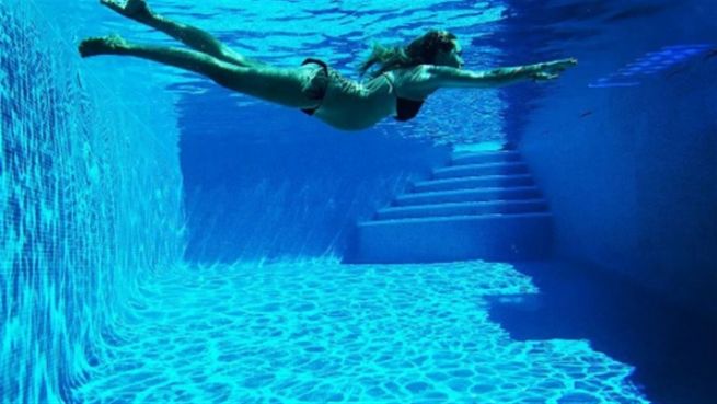 go to Hübsche Nixe: Schwangere Alena überrascht mit Bade-Foto