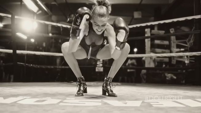 go to Komische Werbung: Gigi Hadid boxt auf High Heels